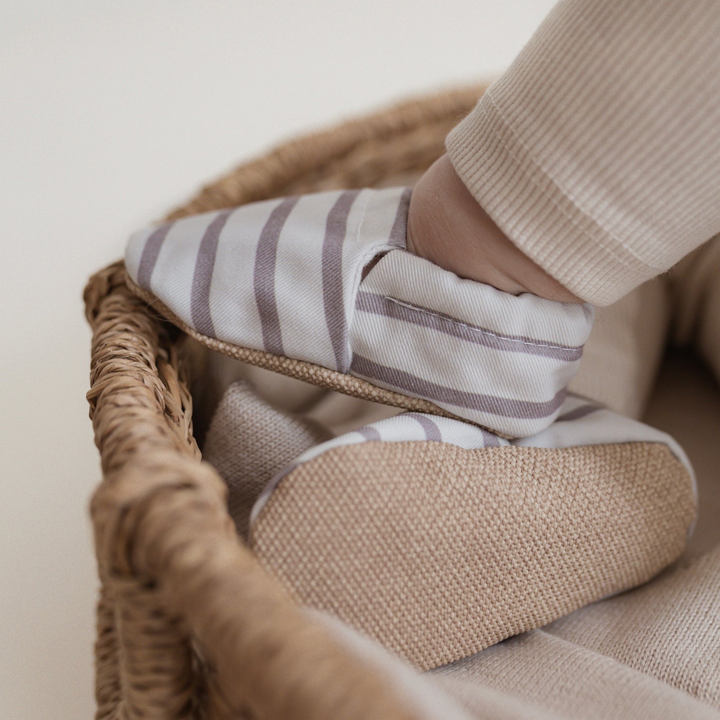 Cosy Roots Vegan Shoes Caramel Striped – Baby trägt Schuhe
