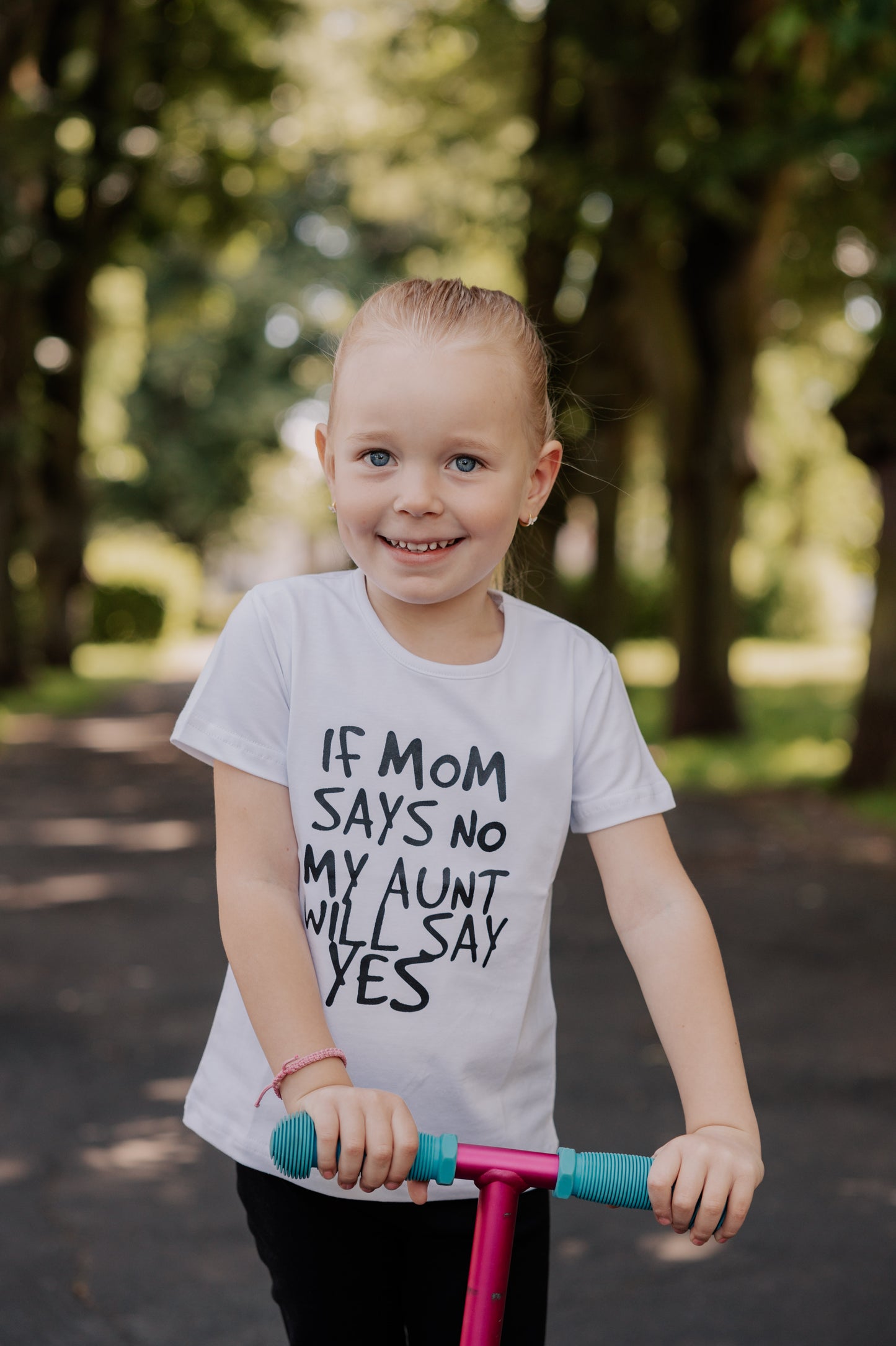 "If mom says no my aunt will say yes" T-Shirt weiß