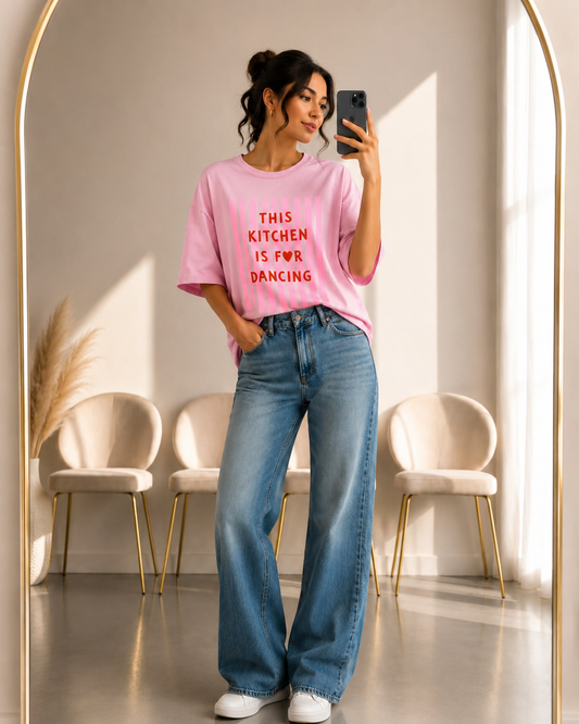 T-shirt This Kitchen is for Dancing rosa