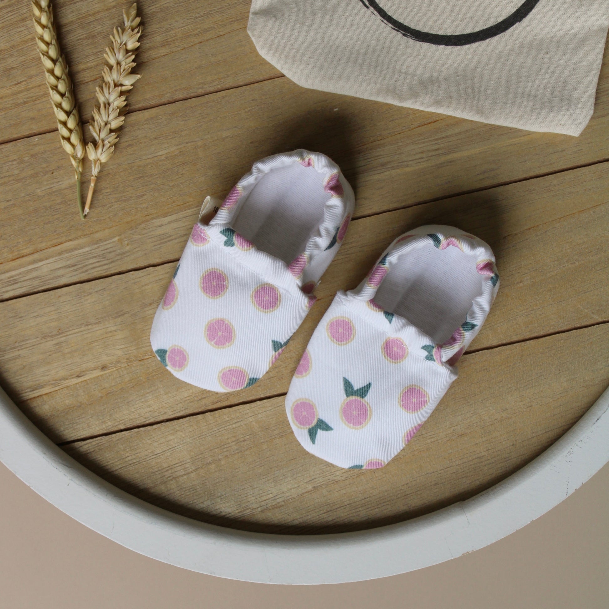 Cosy Roots Vegan Shoes Little Grapefruits – Baby trägt Schuhe