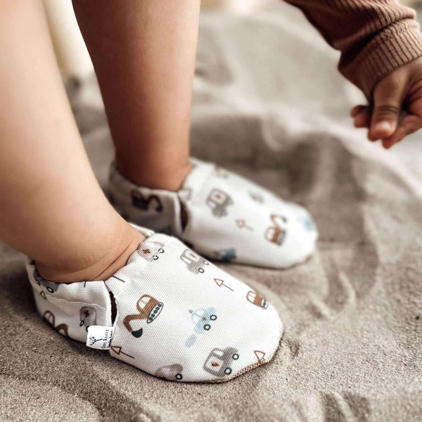 Cosy Roots Vegan Shoes Little Driver – Baby trägt Schuhe