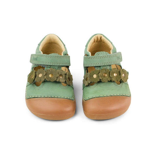 KOEL Aria Leather Olive – Baby Barfußsandale für erste Schritte