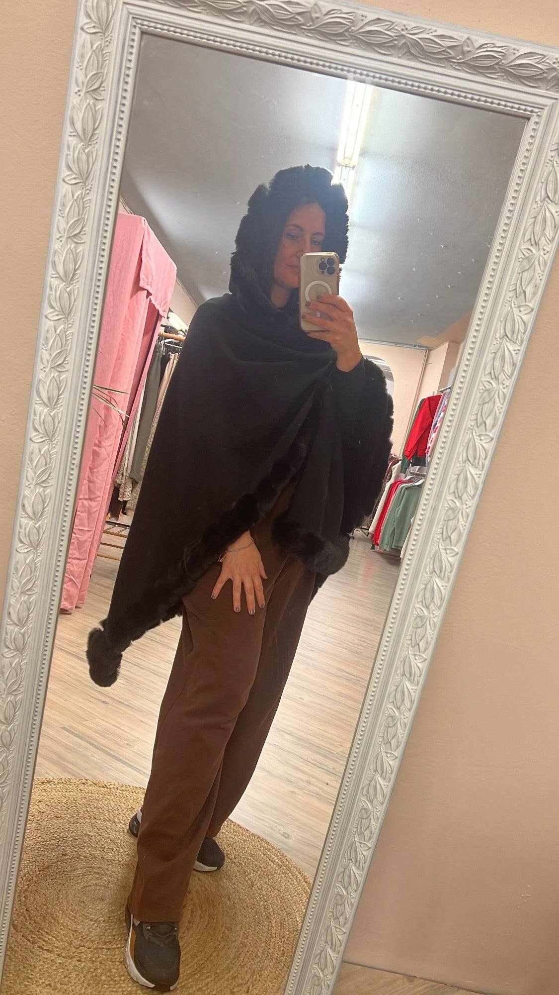 Poncho Schwarz mit Kappe