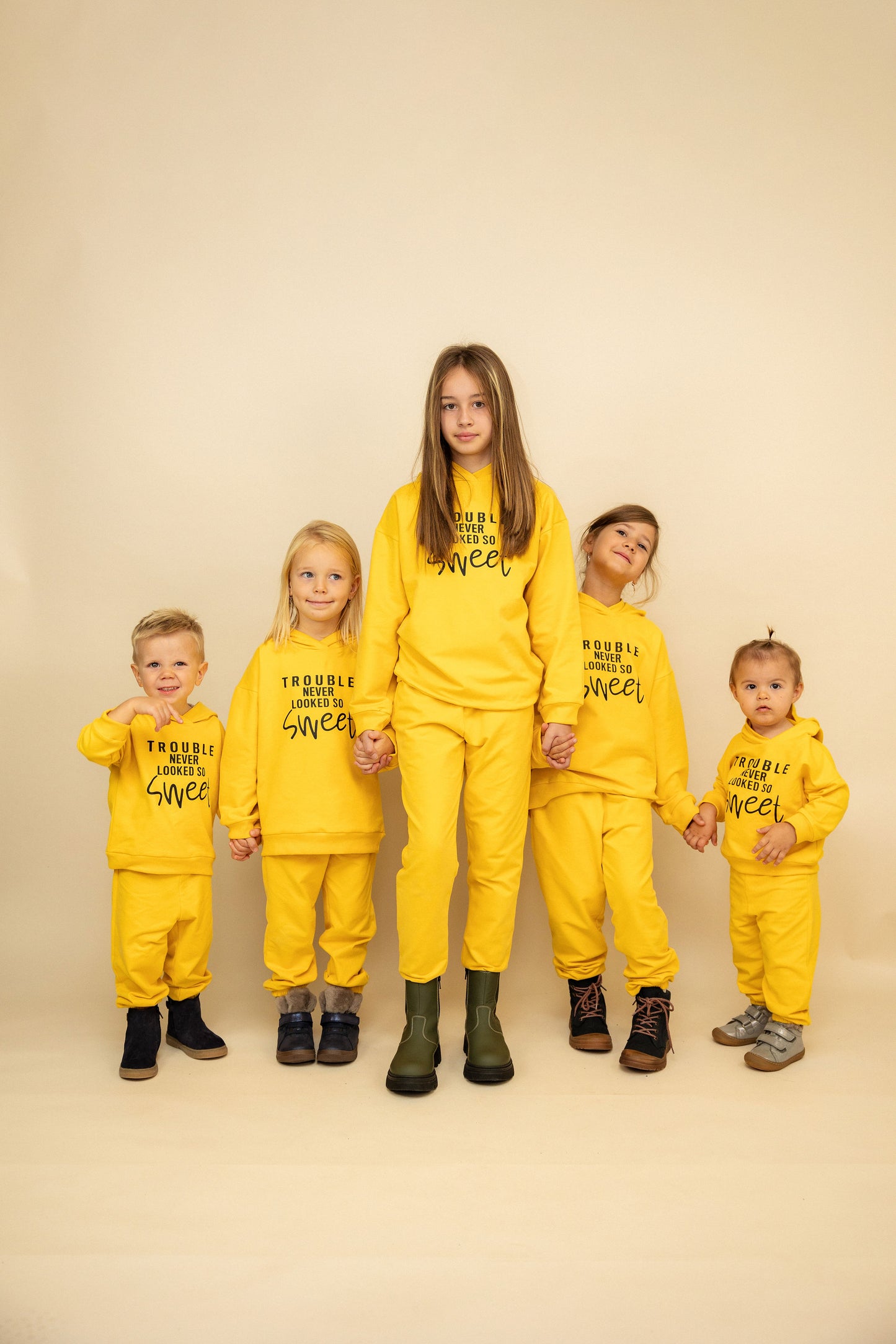 "Trouble never looked so sweet" Sportanzug gelb