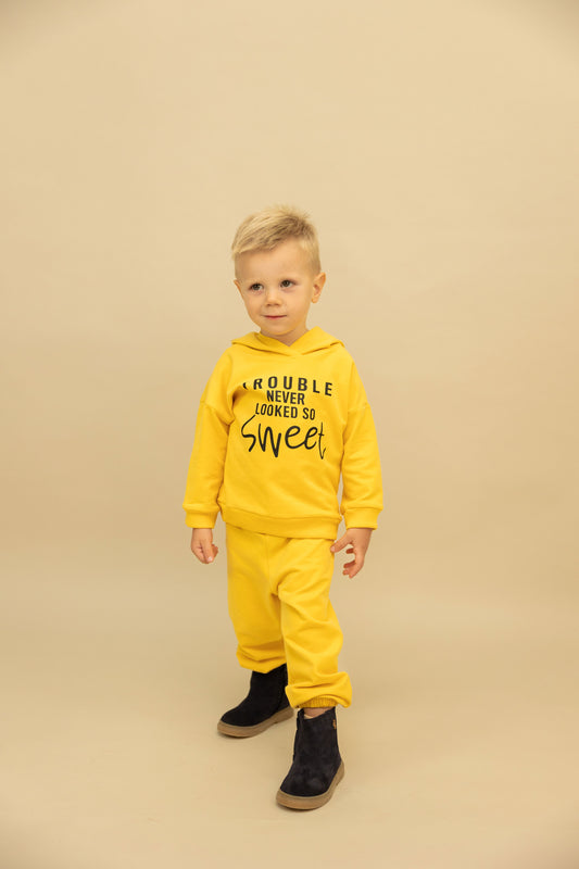 "Trouble never looked so sweet" Sportanzug gelb