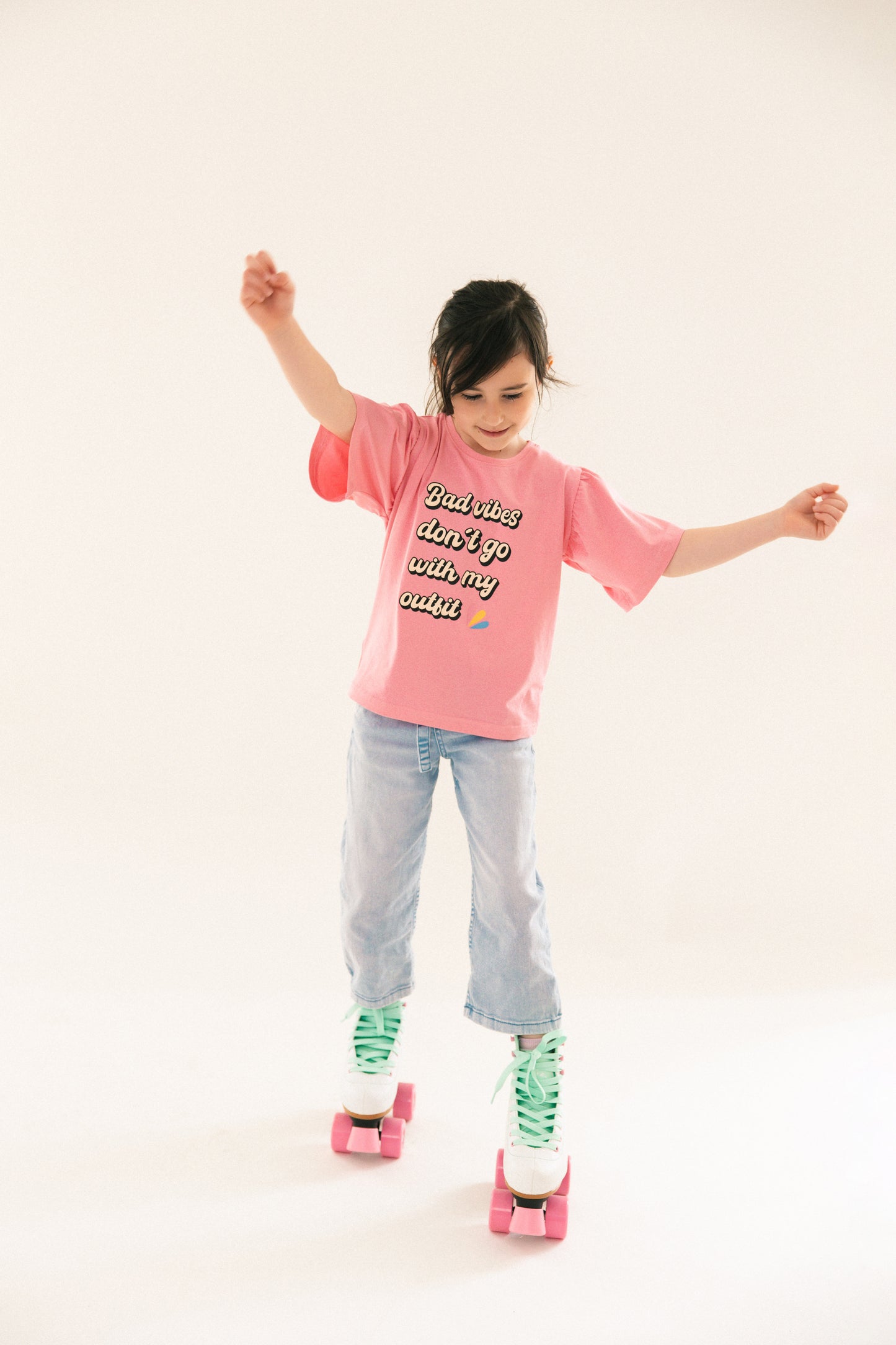 Bad Vibes don‘t go with my outfit - rosa Mädchen T-Shirt
