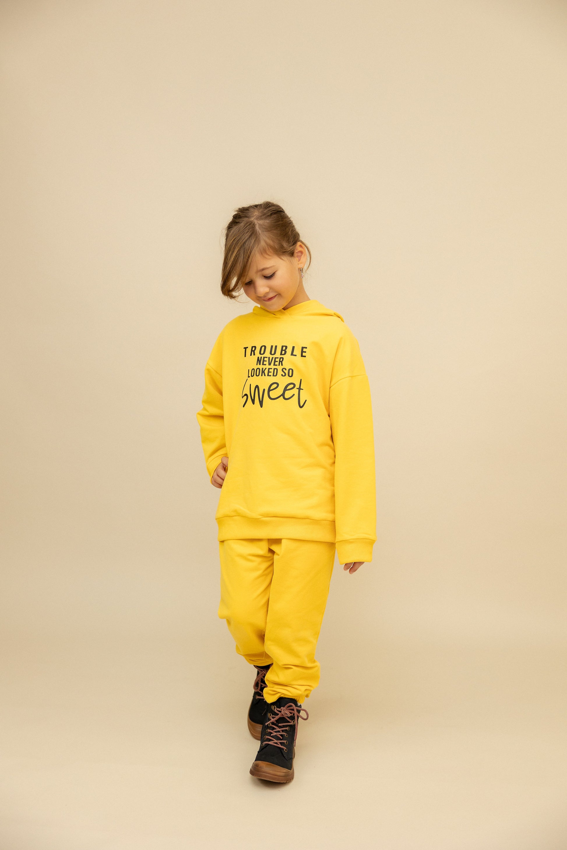 "Trouble never looked so sweet" Sportanzug gelb