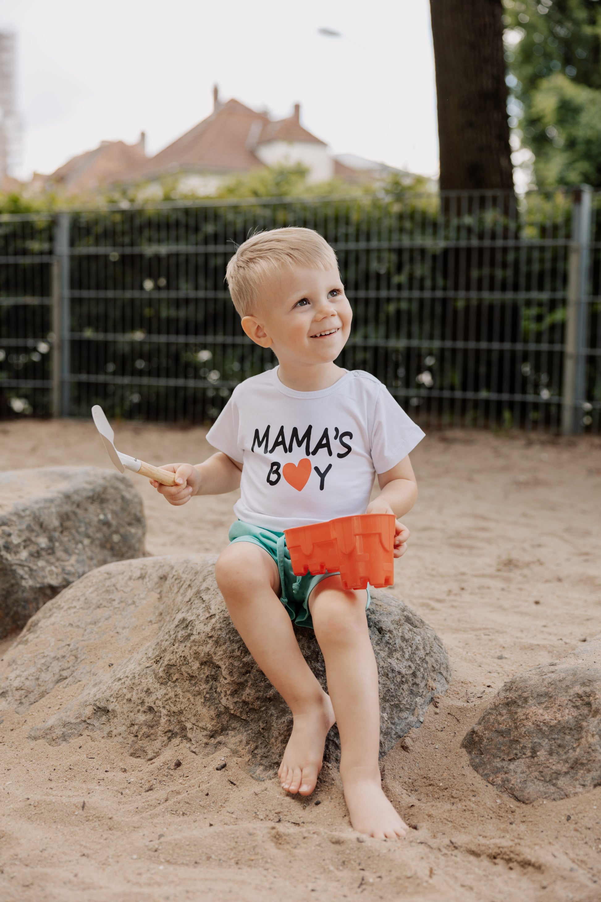 "Mama's boy" Body weiß