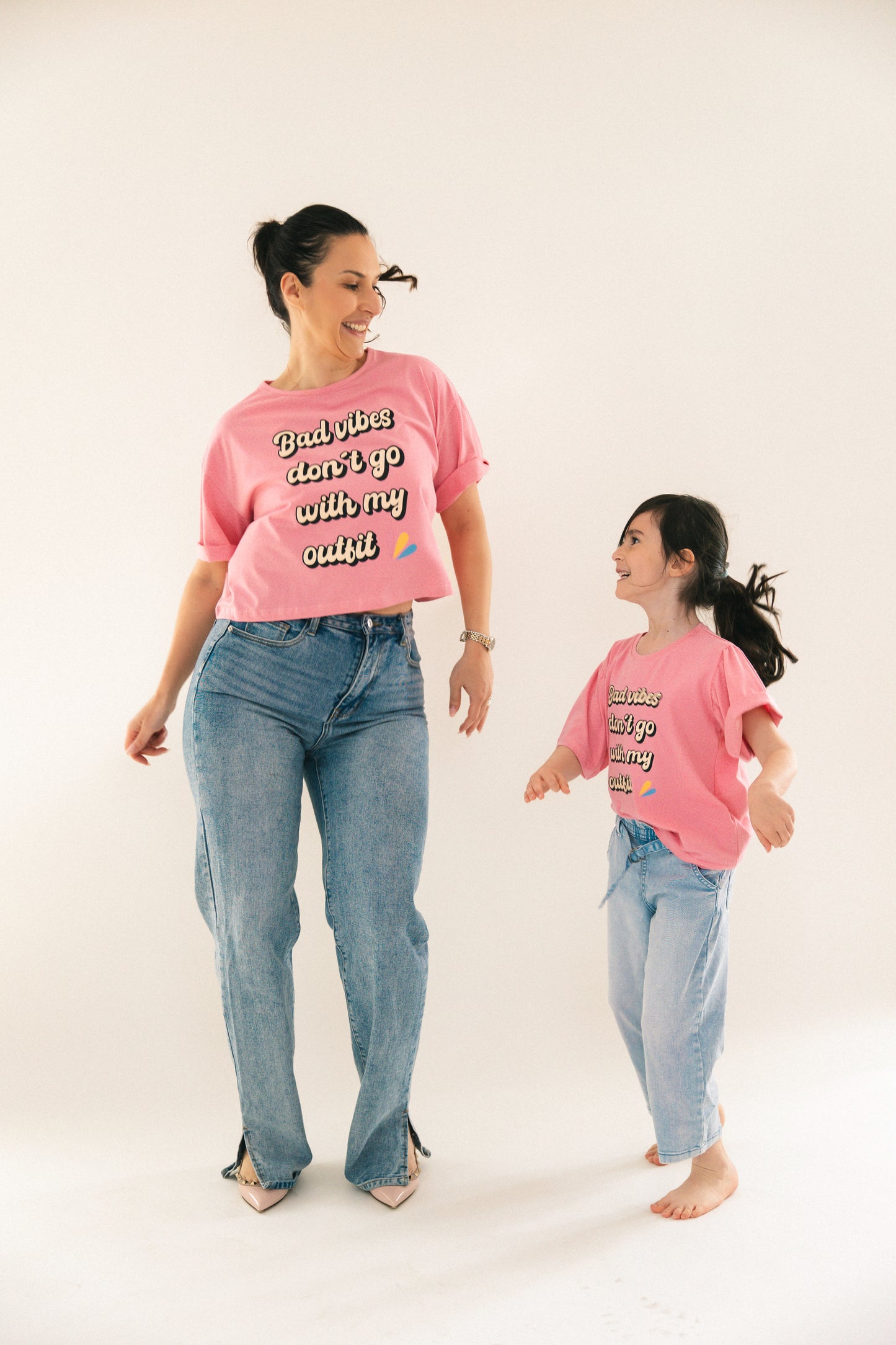 Bad Vibes don‘t go with my outfit - rosa Mädchen T-Shirt