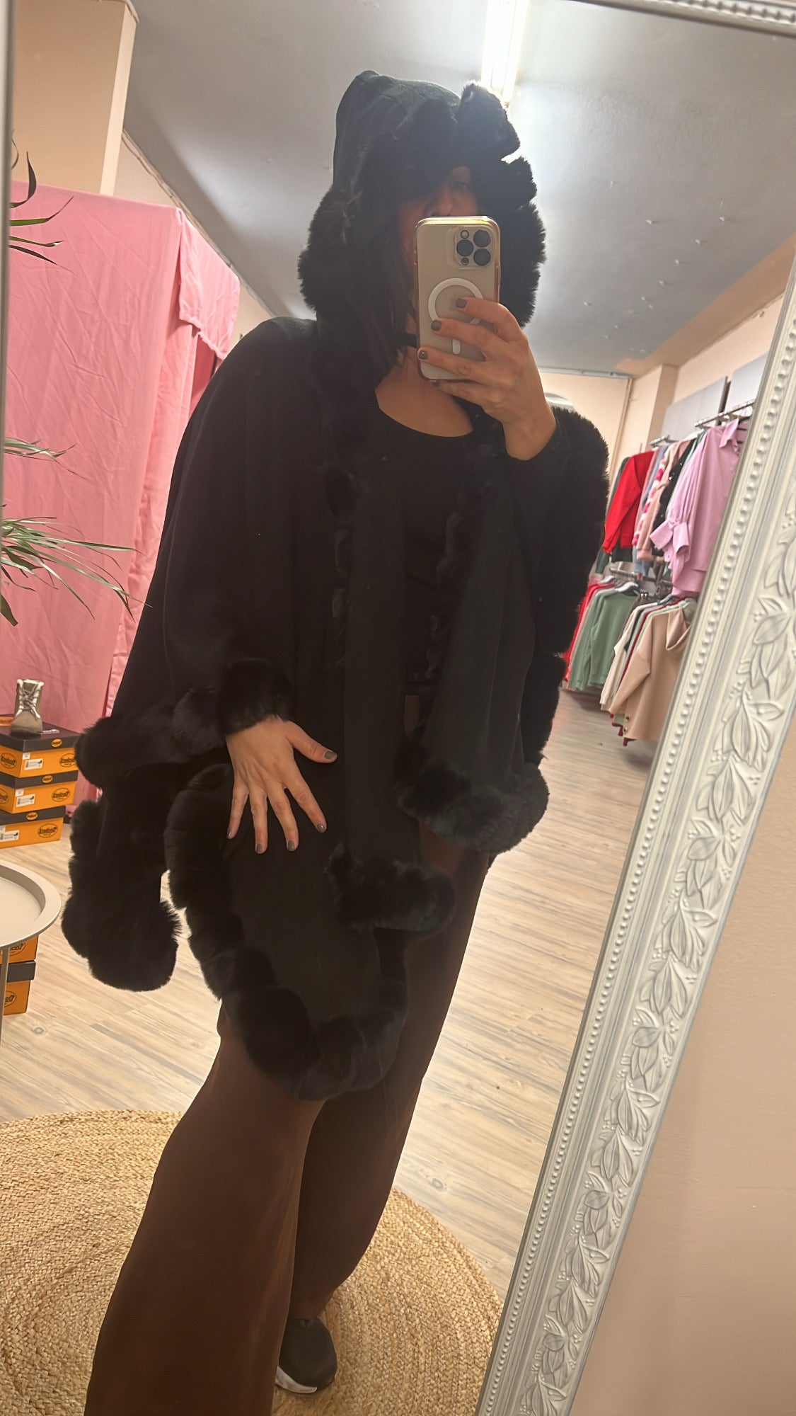 Poncho Schwarz mit Kappe