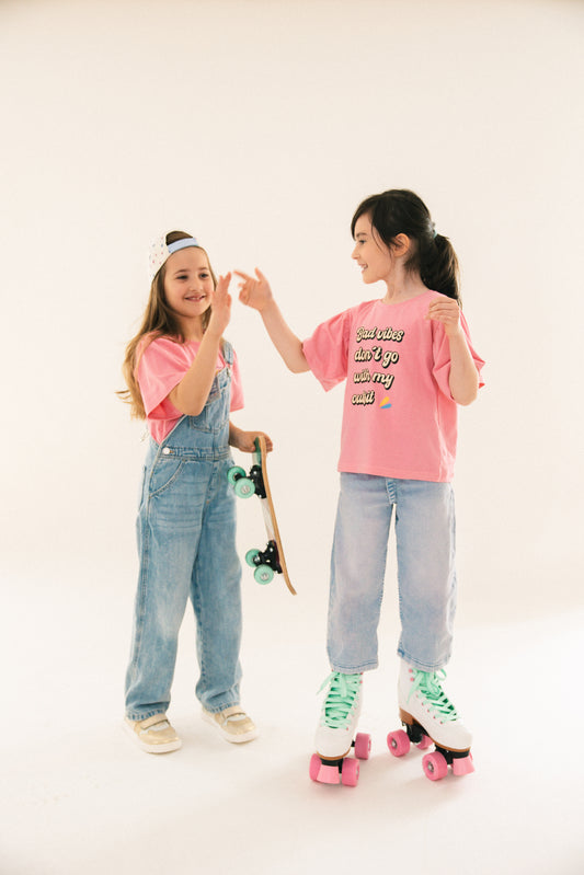 Bad Vibes don‘t go with my outfit - rosa Mädchen T-Shirt